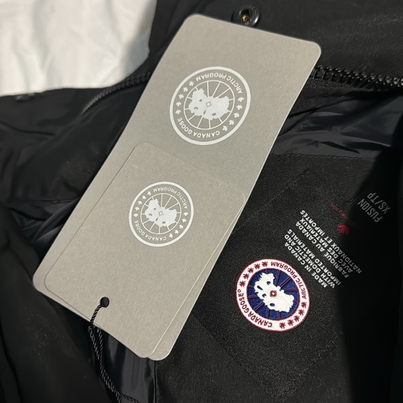 selling a canada goose size small. - Picture 5 of 6